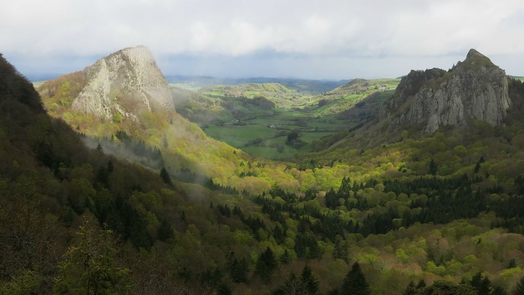 A gauche la Roche Tuilière et à droite la Roche Sanadoire